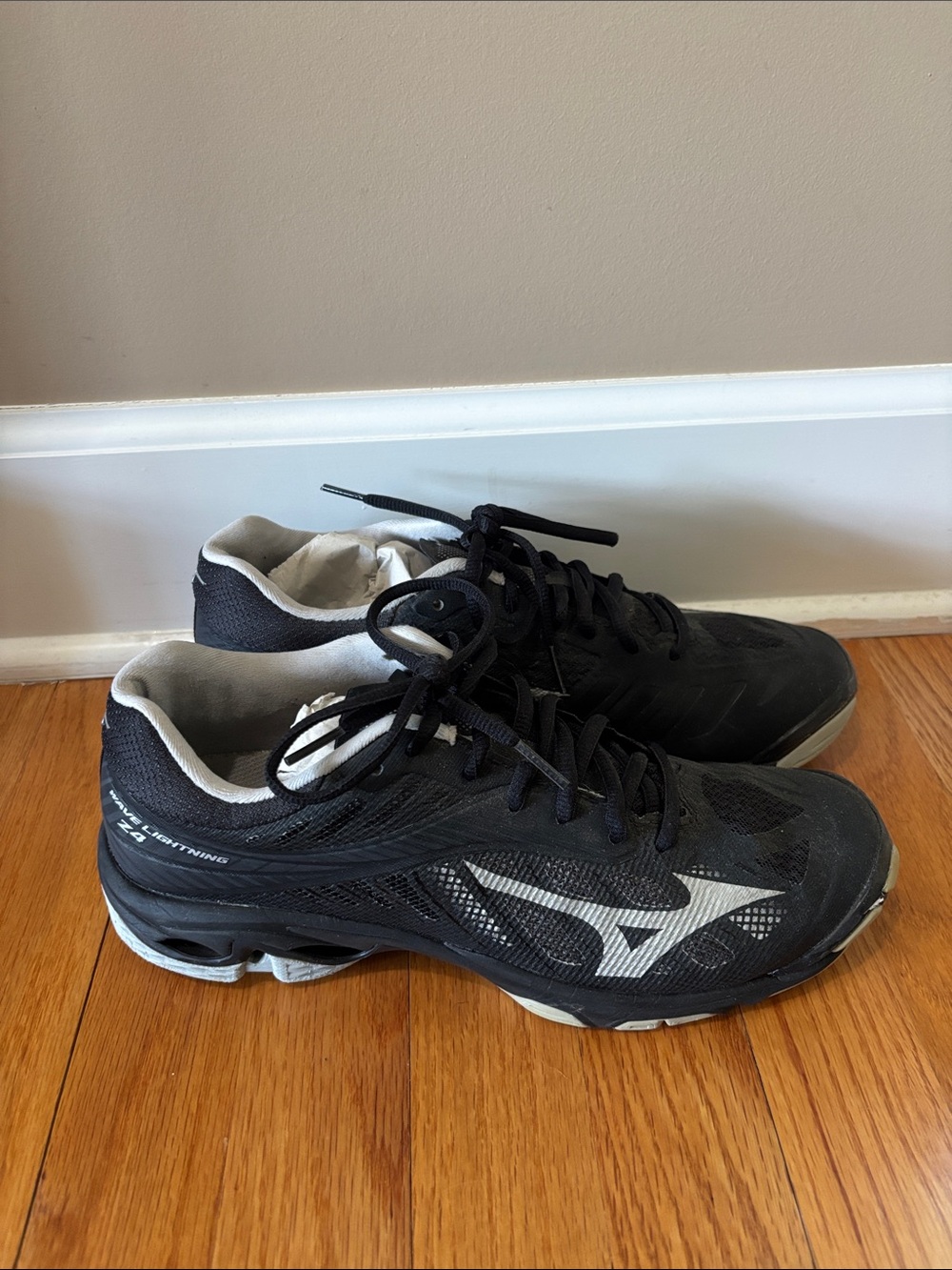 Mizuno Women’s Volleyball Wave Lightening Z4 Sneakers